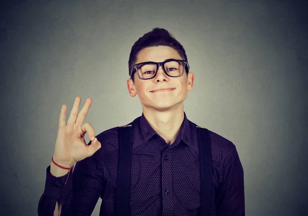 Nerdy uomo mostrando segno ok — Foto Stock