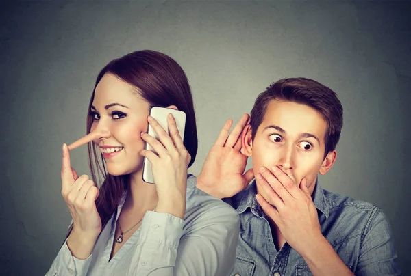 Novia tramposa. Hombre escuchando a una mujer mentirosa hablando por teléfono móvil con su amante — Foto de Stock