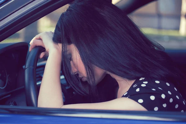 Депрессивный водитель женщина сидит внутри ее автомобиля — стоковое фото