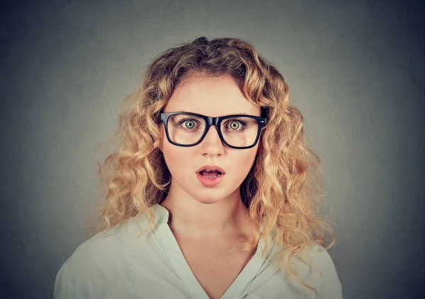 Шокированная молодая женщина в очках — стоковое фото