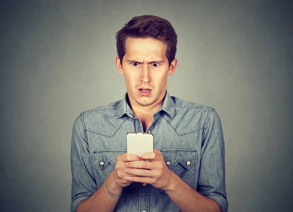 Shocked man checking mobile phone — Stock Photo, Image