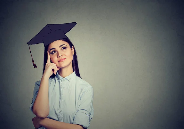 Estudiante graduada reflexiva mujer en vestido de gala mirando hacia arriba pensando — Foto de Stock