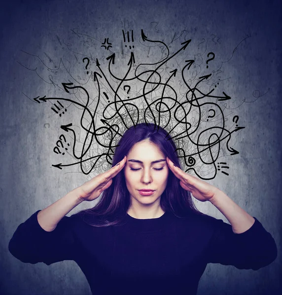 Gestresste Frau hat zu viele Gedanken — Stockfoto