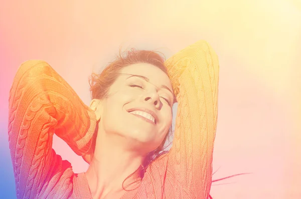 Retrato de una hermosa chica soleada . — Foto de Stock