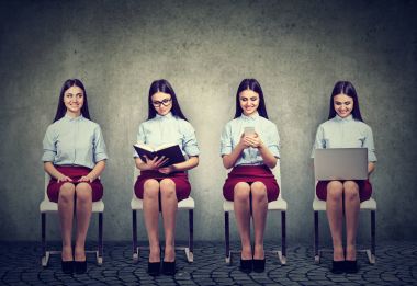 Modern teknoloji vs geleneksel kaynaklardan bilgi. Kadınlar kitap, dizüstü bilgisayar ve cep telefonu ile 