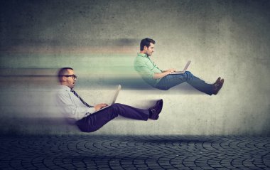 Hızlı Internet kavramı. İki iş erkek dizüstü kullanarak yolda levitating