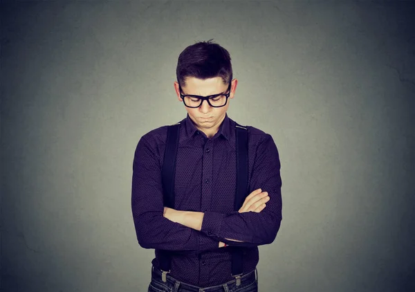 Rozzlobený nevrlý mladý muž v brýlích — Stock fotografie