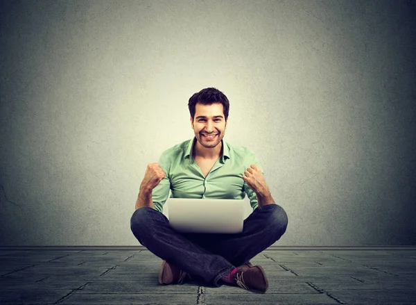 Homem de sucesso se alegra ao usar um laptop — Fotografia de Stock