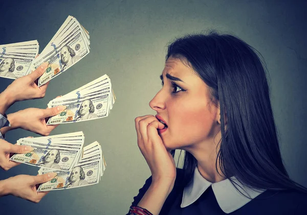 Donna ansiosa guardando dollari di denaro offerti da persone sospette — Foto Stock