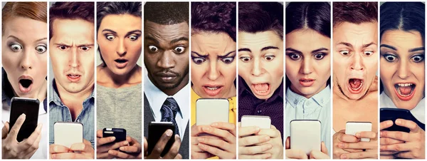 Gruppo di persone uomini e donne che guardano scioccati al telefono cellulare — Foto Stock