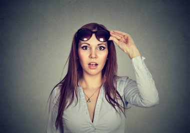 Genç ve güzel kadın güneş gözlüğü açık ağızlı şaşırttı