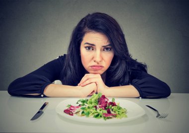Diyet alışkanlıkları değişir. Kadın vejetaryen diyet nefret ediyor.