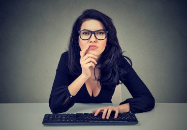Bilgisayarda çalışan kadın. Planlama düşünme kavramı