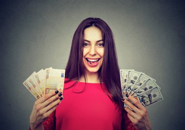 dolar ve euro banknot tutan kadın 