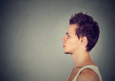 Ciddi bir adam yan profili 