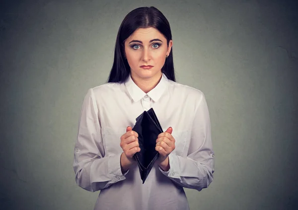 Woman with no money. Businesswoman holding showing empty wallet — Stock Photo, Image