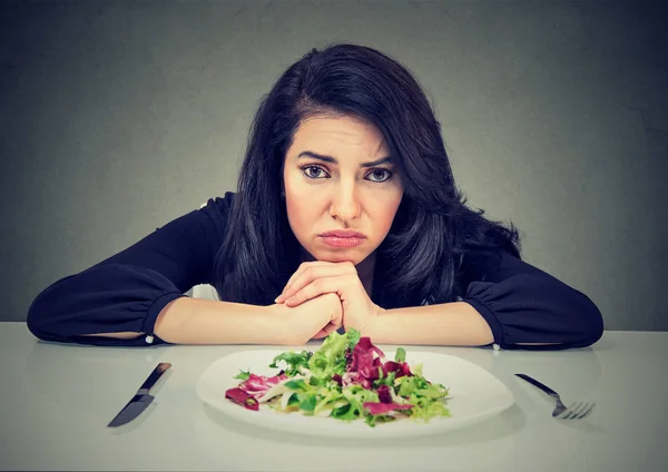 Mudanças de hábitos alimentares. Mulher odeia dieta vegetariana — Fotografia de Stock