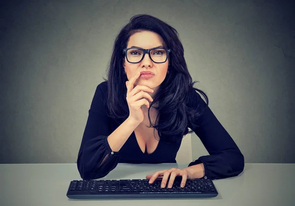 Mujer trabajando en la computadora. Planificación del concepto de pensamiento —  Fotos de Stock