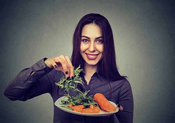 Donna felice con piatto di verdure — Foto Stock