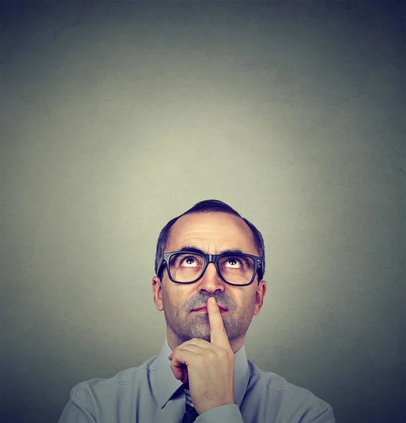 Thoughtful business man looking for a solution — Stock Photo, Image