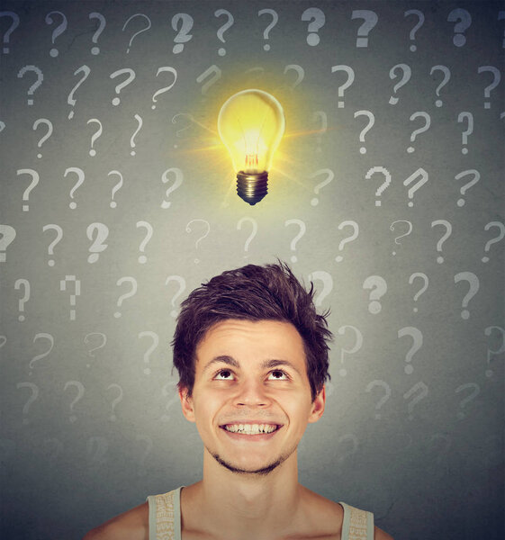 человек с идеей лампочки и много вопросов над головой
 