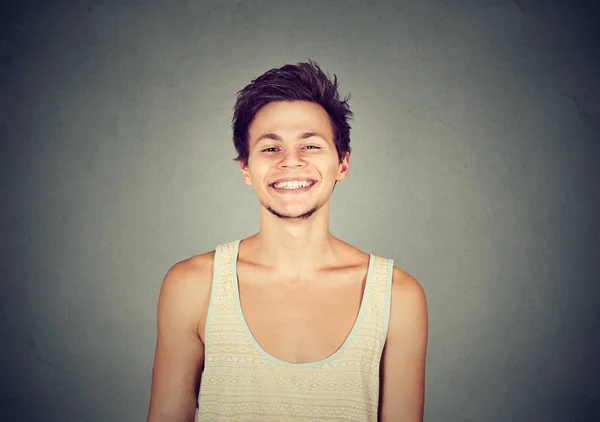 Retrato de um jovem bonito rindo — Fotografia de Stock