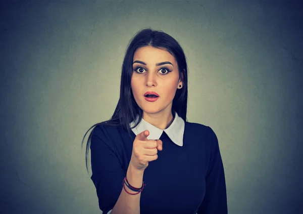 Kijk naar dit! Wijzende vinger verrast vrouw kijken camera — Stockfoto