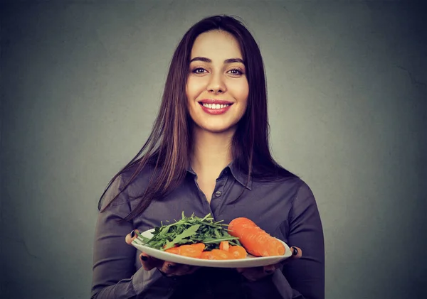 Mujer feliz con plato de verduras —  Fotos de Stock