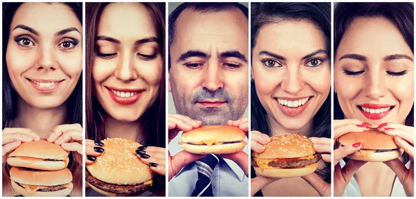Grupa szczęśliwych ludzi jeść cheeseburgers — Zdjęcie stockowe