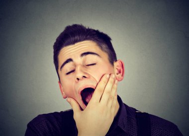 Esneme izole üzerinde gri arka plan adamım