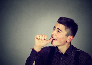 Genç adam boşa zaman procrastinating 