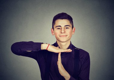 mutlu adam zaman aşımı el hareketi vererek 