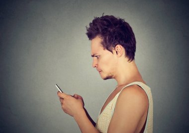 Öfkeli adam akıllı telefon üzerinde Apps izlerken