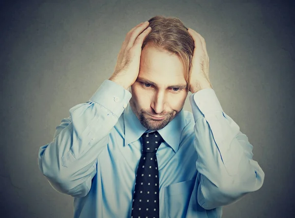 Trauriger ängstlicher Mann, der nach unten schaut — Stockfoto