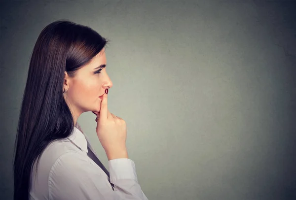 Perfil lateral de una joven reflexiva — Foto de Stock