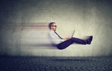 Hızlı Internet kavramı. İş adamı yolda laptop compute kullanarak levitating