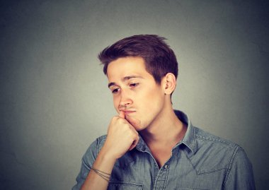 Üzgün bir gencin portresi. 