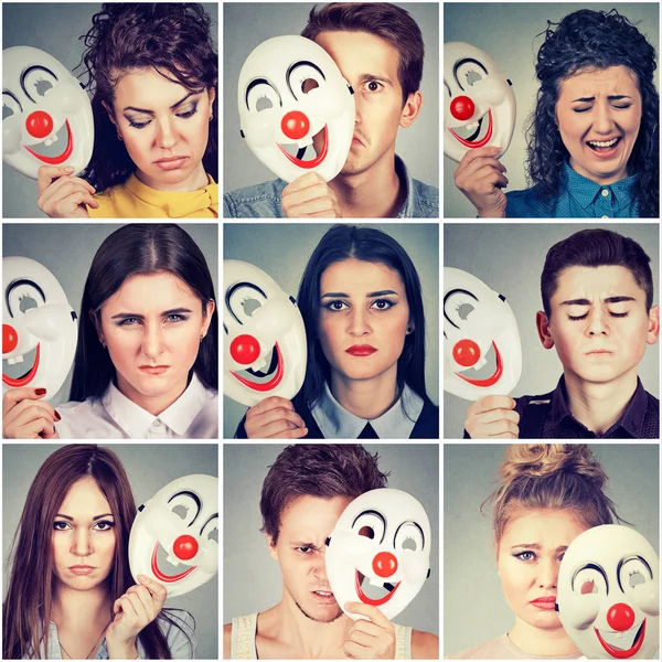 Gruppe trauriger wütender Menschen versteckt echte Emotionen hinter Clownsmaske — Stockfoto