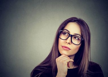 Düşünen genç bir kadının portresi