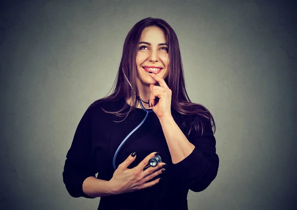 Vrouw luistert naar haar hart met de stethoscoop — Stockfoto