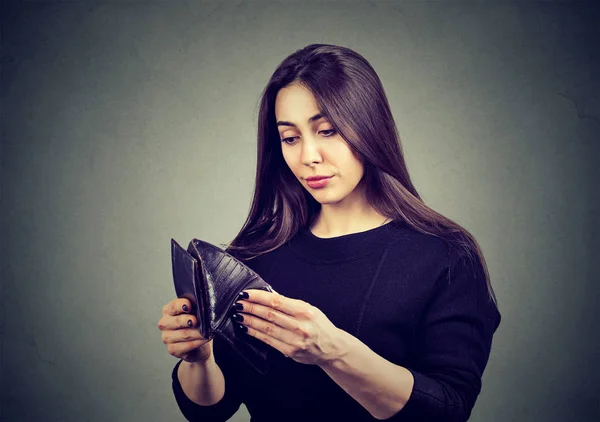 Mujer sin dinero. Empresaria sosteniendo cartera vacía —  Fotos de Stock