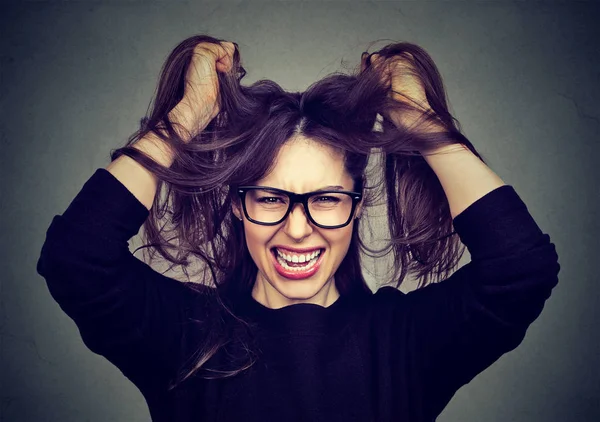 Mujer enojada estresada tirando del pelo gritando — Foto de Stock