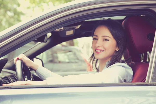 Mujer feliz joven conduciendo un coche —  Fotos de Stock