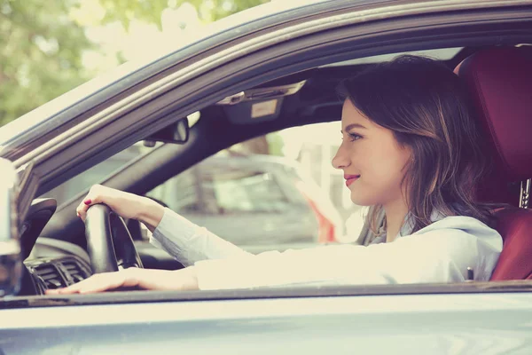 Mujer feliz conduciendo un coche — Foto de Stock