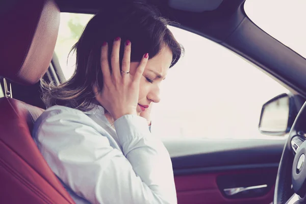 Motorista mulher estressada sentado dentro de seu carro — Fotografia de Stock