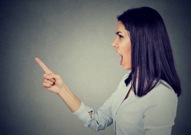 Yan profil kızgın kadın çığlığı