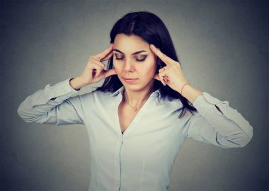 endişeli olan üzgün kadın baş ağrısı olan yüz ifadesi vurguladı 