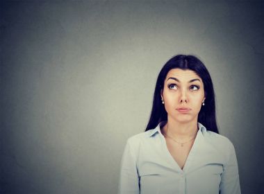 Karışık düşünceli kadın karar verme 
