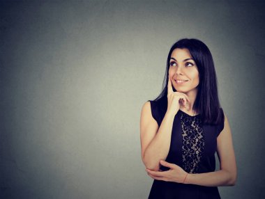 Gülümseyen ve düşünme genç bir kadın portresi