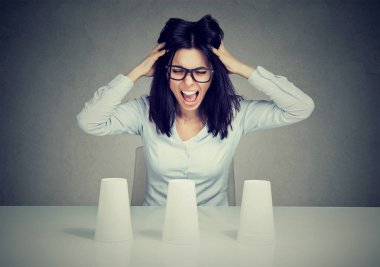 Bir sihirbaz numara bir seçim yapamıyoruz oynayan genç sinir bozucu kadın 